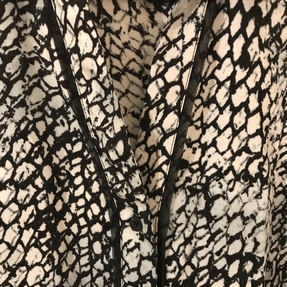 Sleeveless collared blouse - Picture 3 of 5